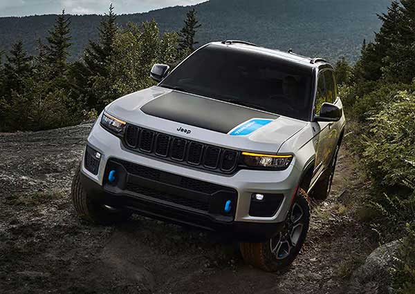 A 2025 Jeep Grand Cherokee in Glendora, CA.